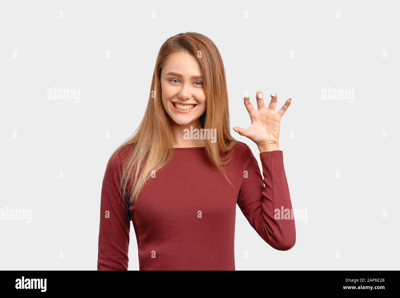 mignonne fille hurlant levant la main prétendant lioness Banque D'Images