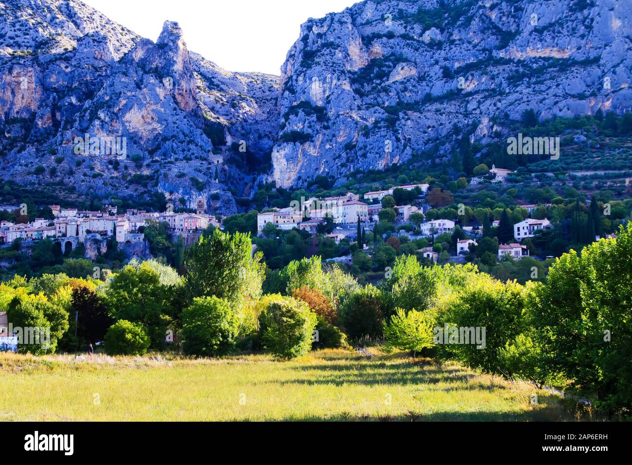 Vue sur la vallée verte sur le village français avec un fond de montagne géant en début de matinée - Moustiers Sante Marie, Provence, France Banque D'Images