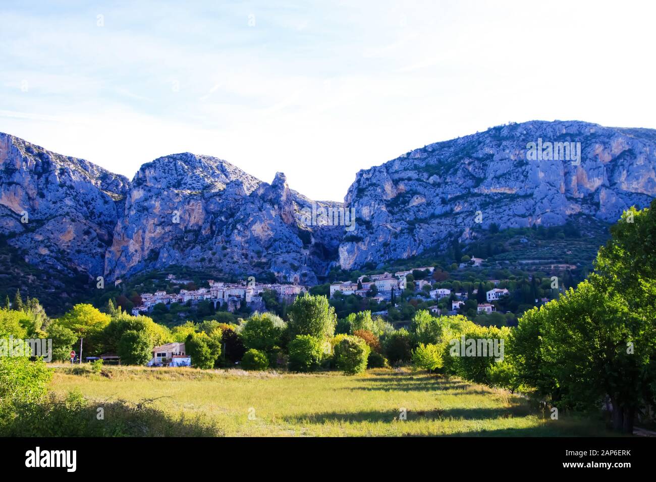 Vue sur la vallée verte sur le village français avec un fond de montagne géant en début de matinée - Moustiers Sante Marie, Provence, France Banque D'Images
