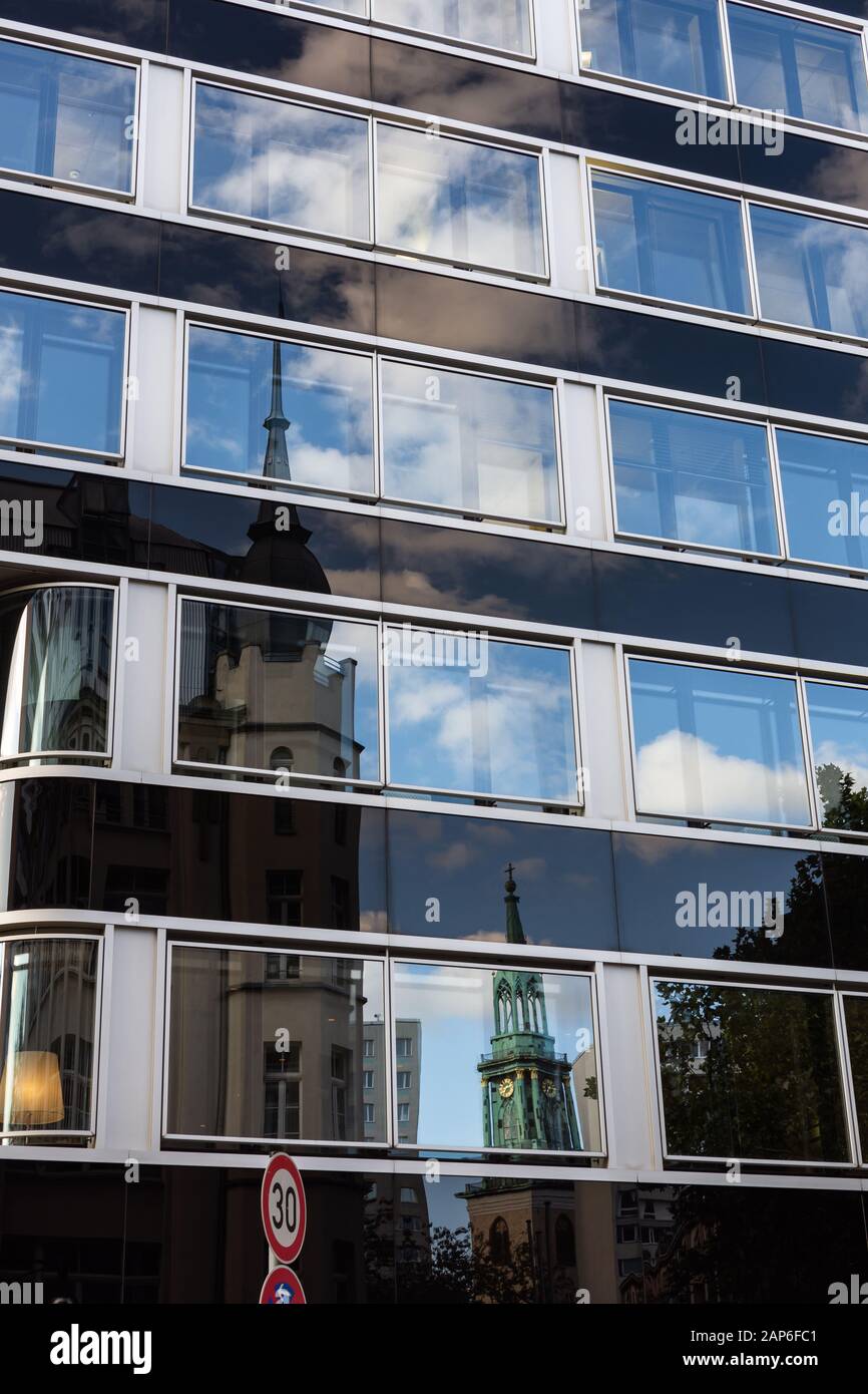 Marcher un jour d'automne le long de la rue Anna-Louisa-Karsch-Strasse dans le centre de Berlin, reflet dans la fenêtre de l'église Sainte-Marie Banque D'Images