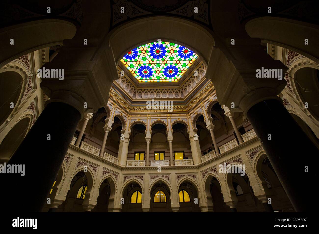 L'intérieur de la salle principale , vue sur le toit , de l'hôtel de ville de Sarajevo , Vijecnica, l'ancienne bibliothèque et l'hôtel de ville de Sarajevo, a détruit la durée de vie Banque D'Images