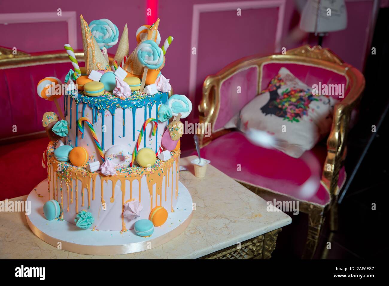 gâteau bleu avec petite boule douce colorée. décoration pour