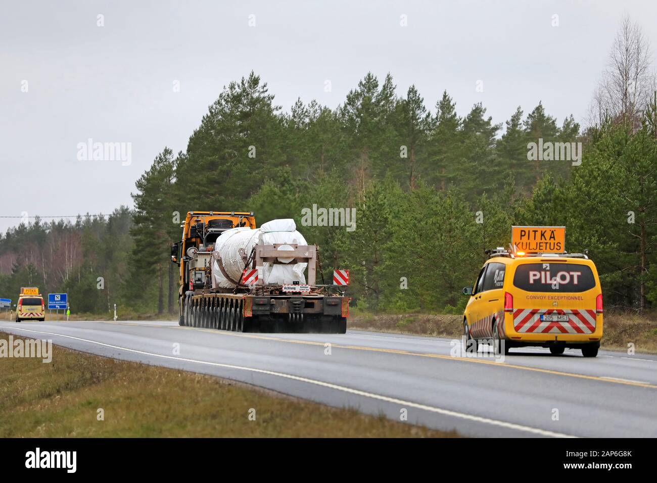 Mercedes-Benz véhicules d'escorte mène la charge exceptionnelle homme transport semi-remorque Bohnet GmbH sur l'autoroute 25 à port de Hanko. Raasepori, FI. Jan 17, 20. Banque D'Images