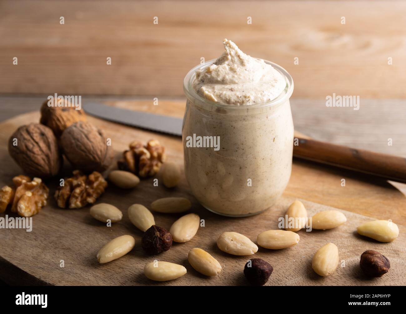 Beurre de légumes bio fait maison à base de noix dans un petit bol sur fond de bois. Banque D'Images