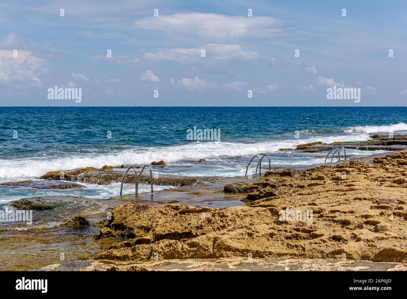 Bains de Sliema, communément appelés bains romains ou fond Ghadir - piscines rectangulaires artificielles tarées de roche, à l'abri de la mer ouverte. Banque D'Images