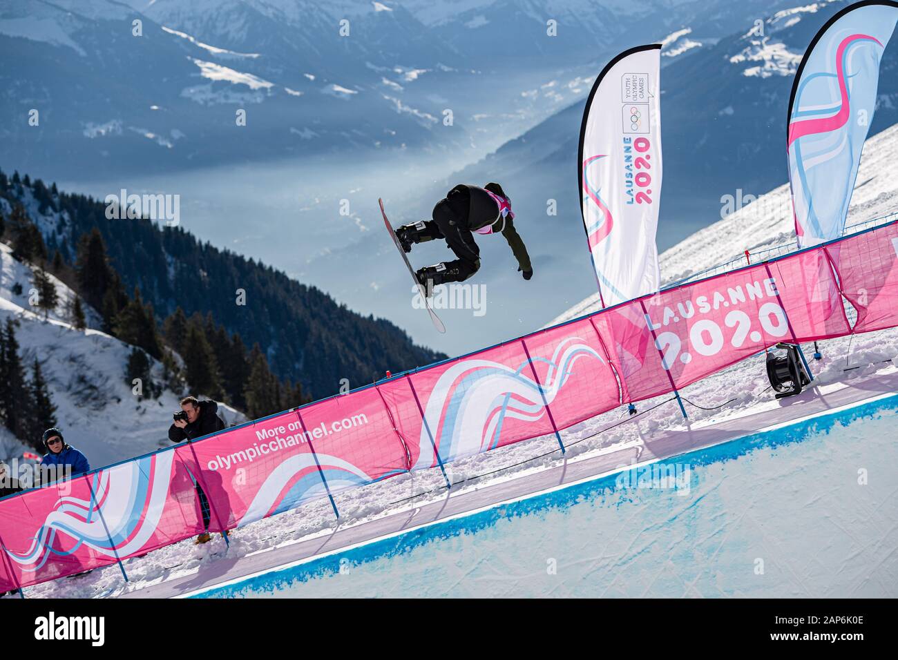 LAUSANNE, SUISSE. 21th, Jan 2020. BREARLEY Liam (CAN) est en compétition dans l'épreuve du snowboard halfpipe des concours durant les Jeux Olympiques de la Jeunesse 2020 Lausanne à Leysin Park & Pipe mardi, 21 janvier 2020. LAUSANNE, SUISSE. Credit : Taka G Wu/Alamy Live News Banque D'Images