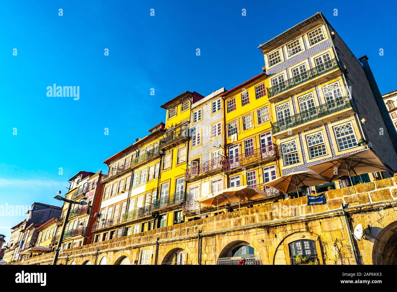 Porto Immeubles résidentiels et Restaurants vue Pittoresque sur la place Ribeira lors d'une journée du ciel bleu en hiver Banque D'Images