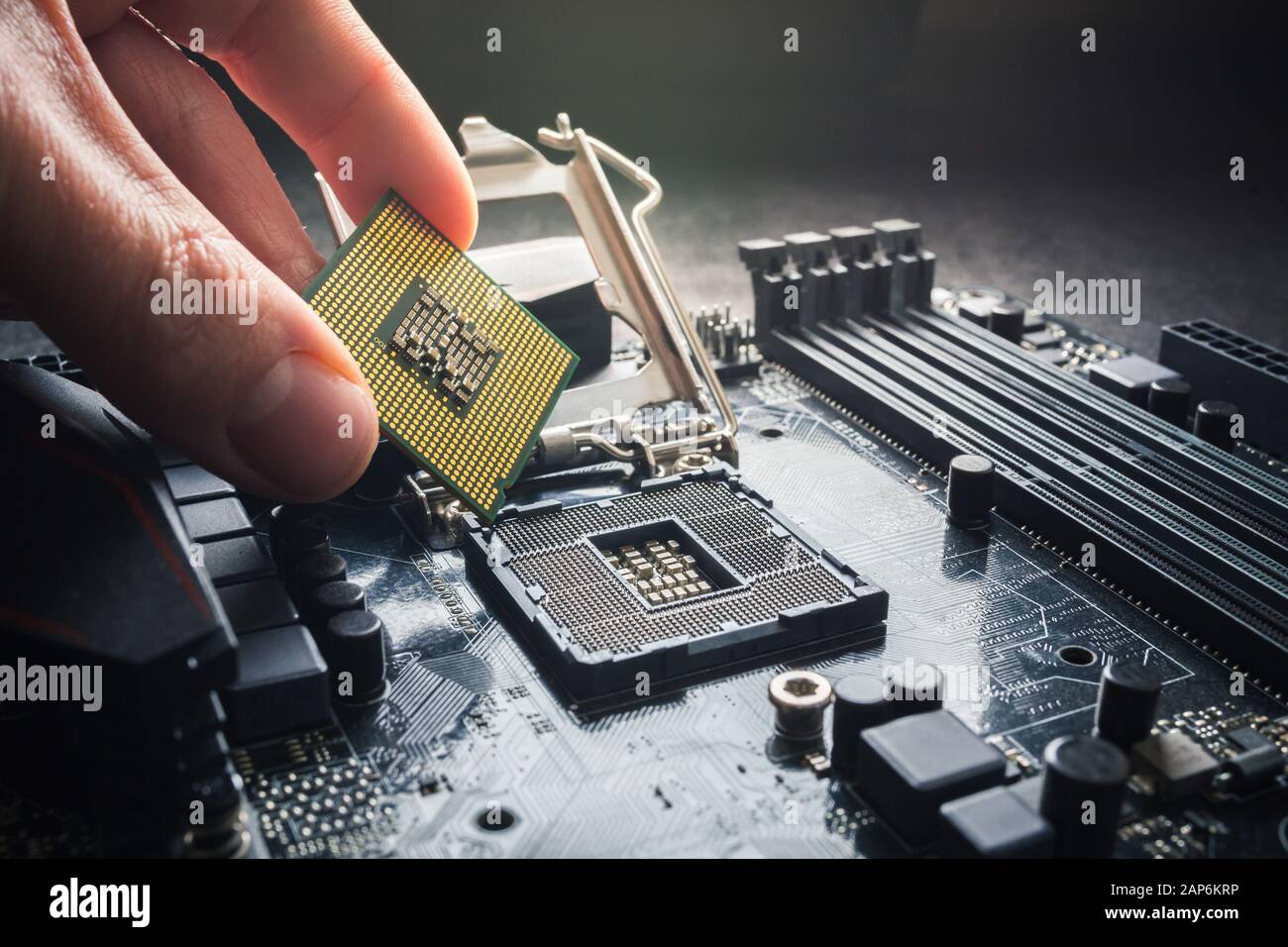 Ingénieur en électronique de technologie informatique. Maintenance mise à niveau matérielle du processeur de l'ordinateur du composant de la carte mère. Réparation de PC, technicien et industrie Banque D'Images