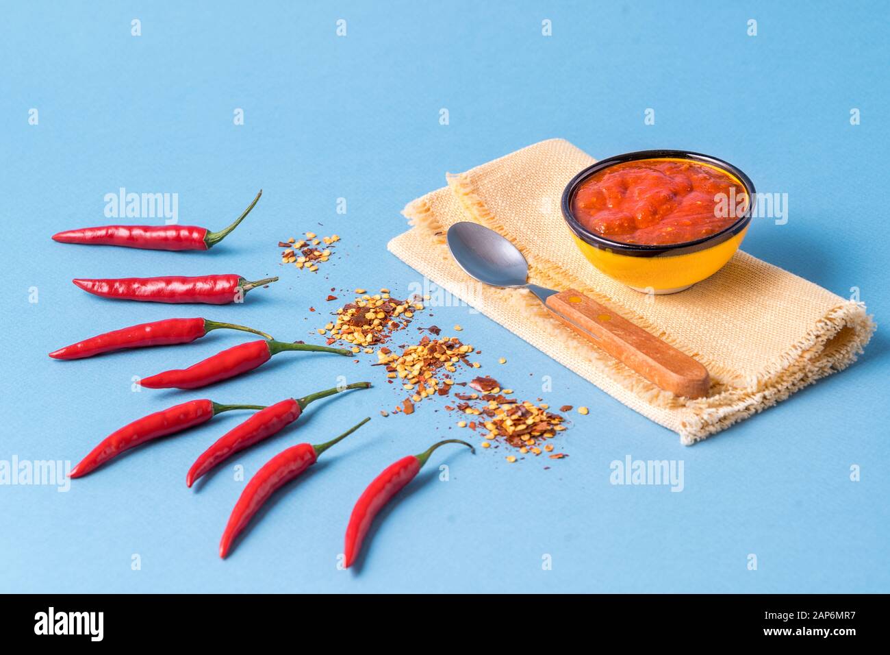 Sauce au piment fort, harissa, Tunisie traditionnelle, marocain, adjika de cuisine arabe, épices au piment et poivrons rouges frais. Banque D'Images