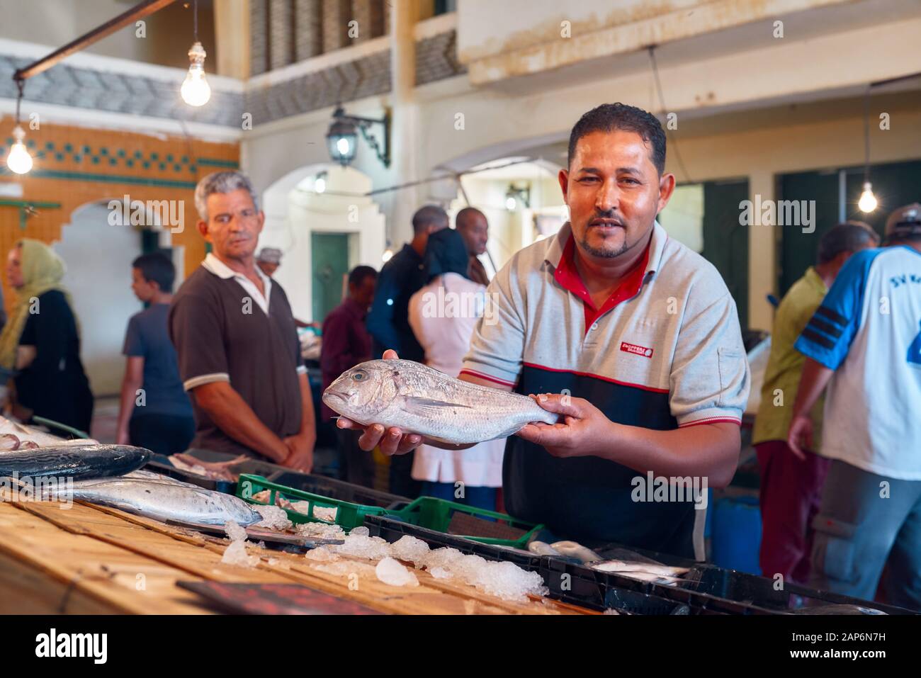 Tunisie, 10 octobre 2019 marché traditionnel du poisson tunisien, le poissonnier montre du poisson frais à vendre Banque D'Images