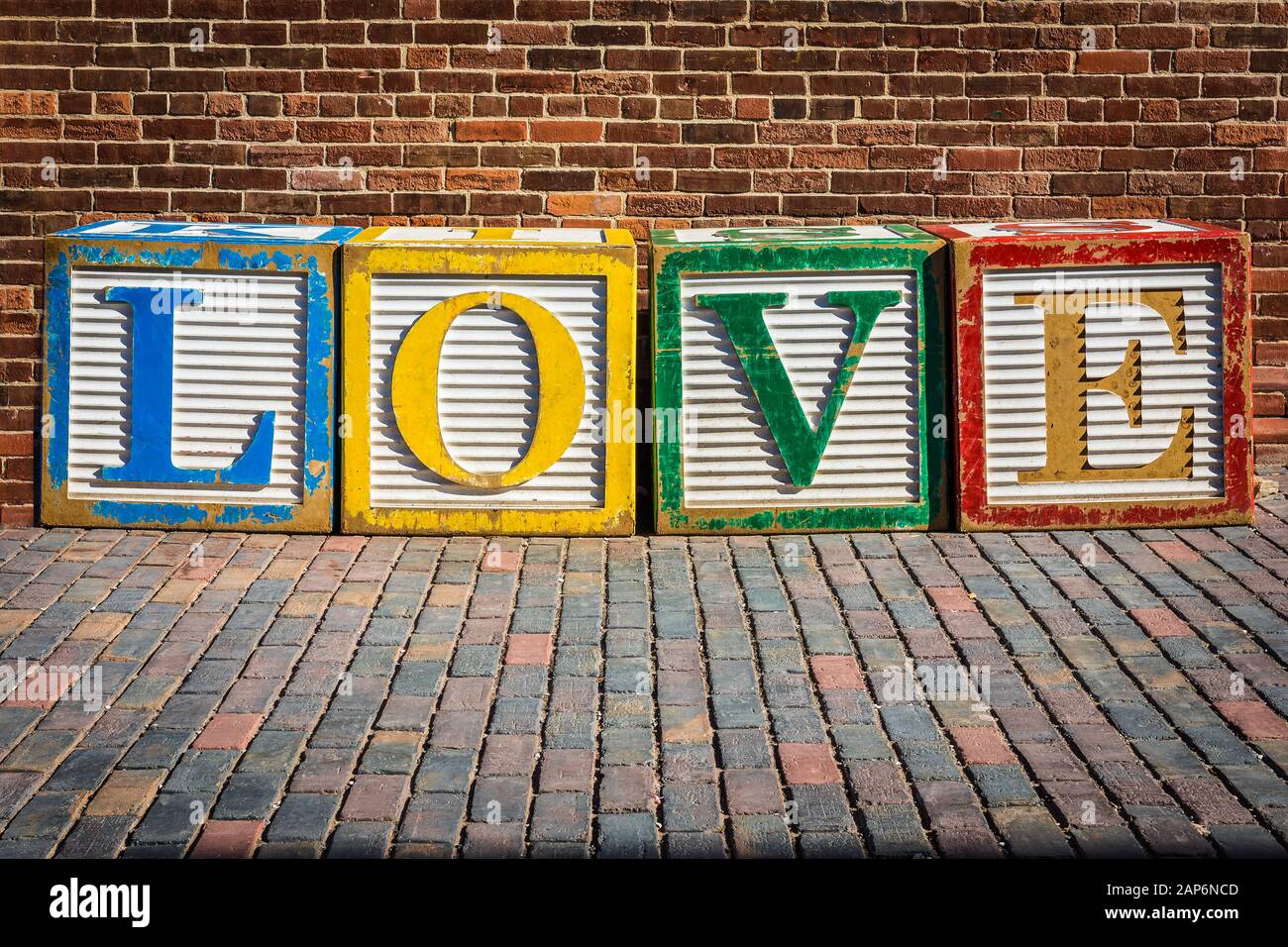 Quatre cubes colorés avec les lettres L-O-V-E, Love cubes Banque D'Images