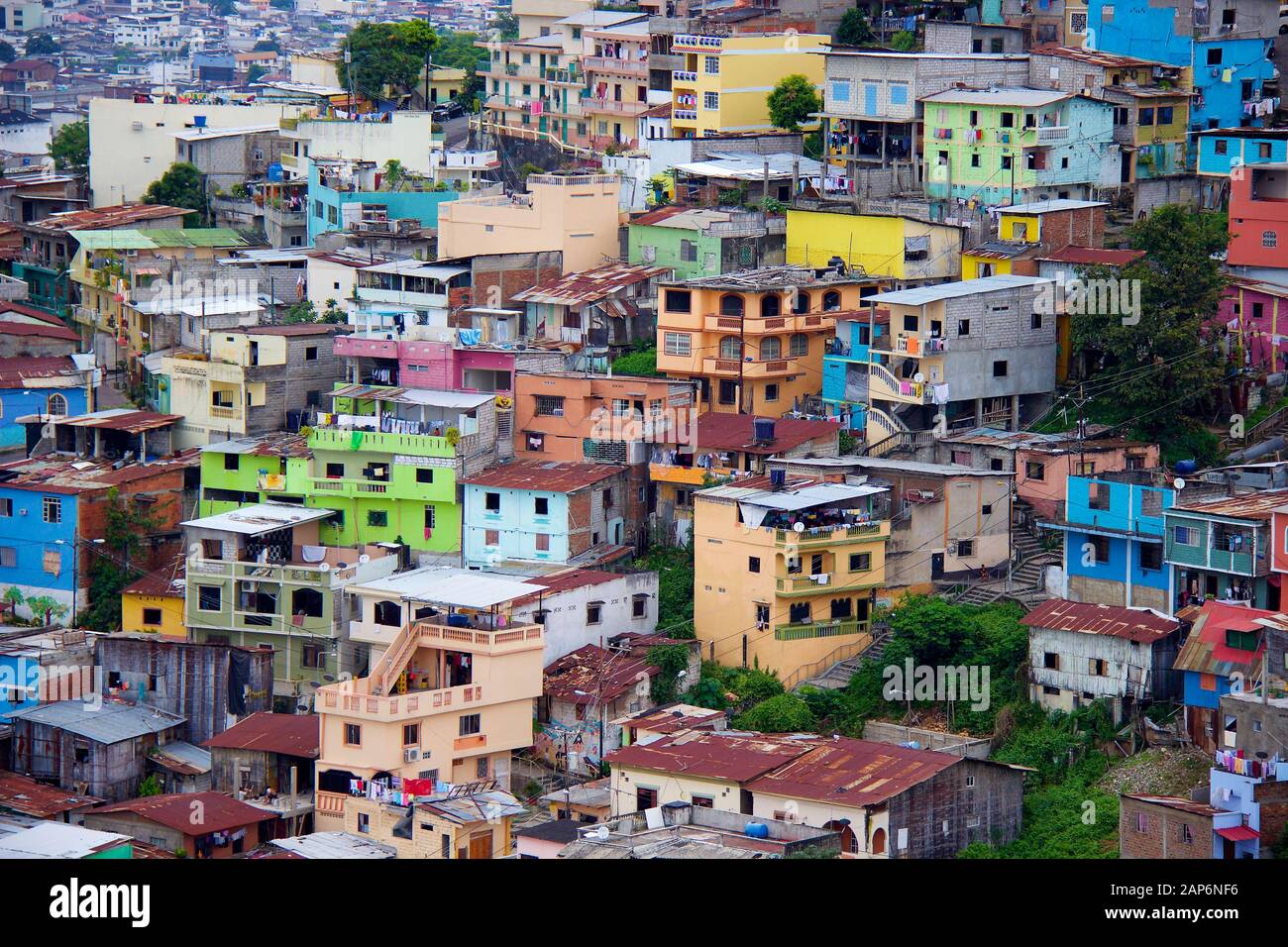 Maisons colorées sur une colline dans un taudis à Guayaquil, en Équateur Banque D'Images