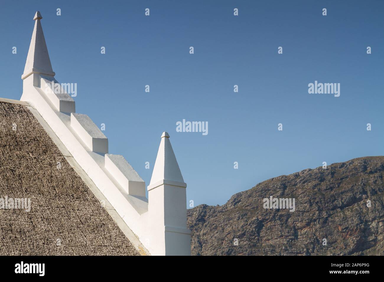 Ornement de toit de ferme avec fond de montagne Banque D'Images