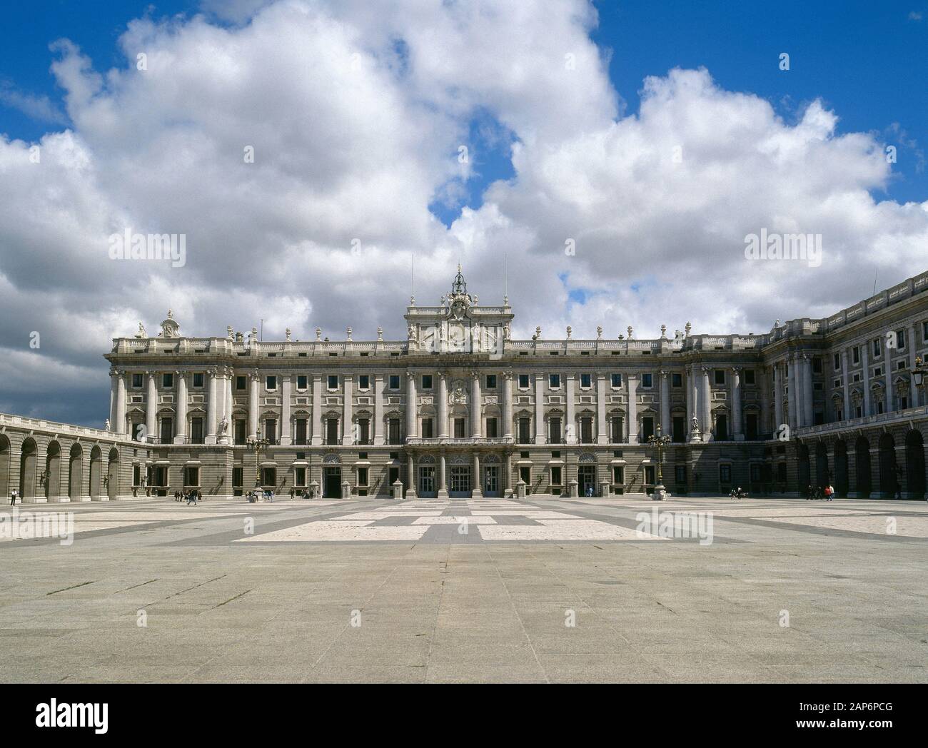 L'Espagne, Madrid. Palais Royal. Il a été construit sur ordre de Philip C. Le projet a été commandé à Giovanni Battista Sachetti (1690-1764). Sa construction a commencé en 1738 et le bâtiment a été achevé en 1764. Façade et les ailes du bâtiment de la place du manège militaire. Banque D'Images