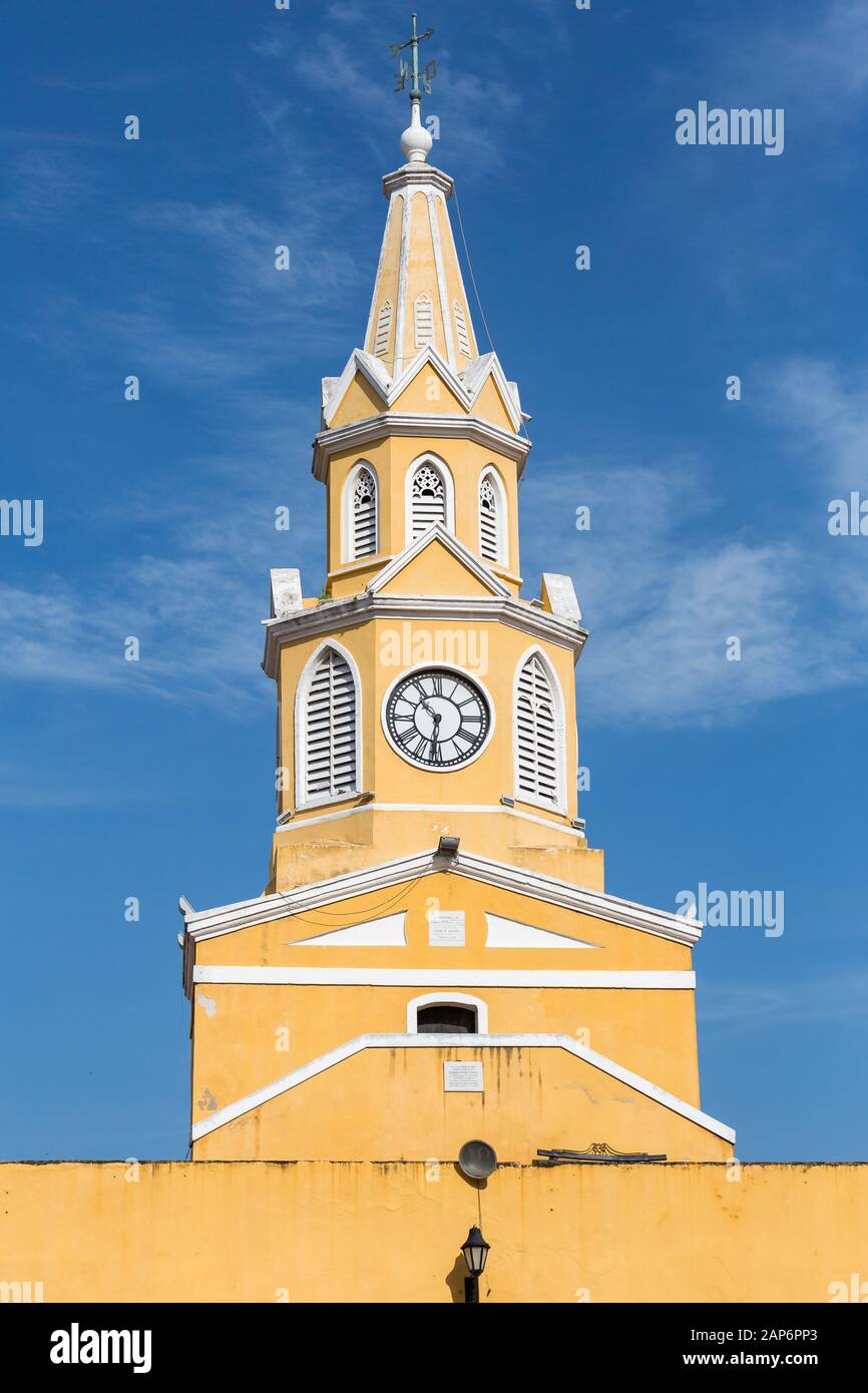 Clocher jaune avec horloge contre ciel bleu Banque D'Images