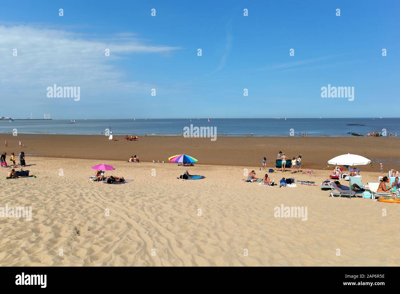 Knokke, Belgique - 31 août 2019: Les touristes sur la plage en été prennent le bain de soleil Banque D'Images