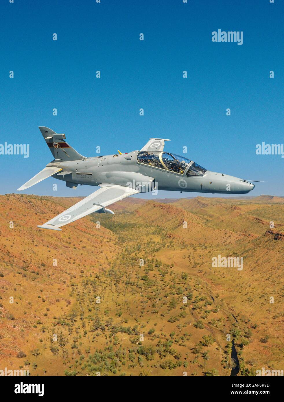 Un portrait air-air d'une RAAF, un entraîneur militaire de jet BAE Hawk, au-dessus d'un paysage australien occidental. Banque D'Images