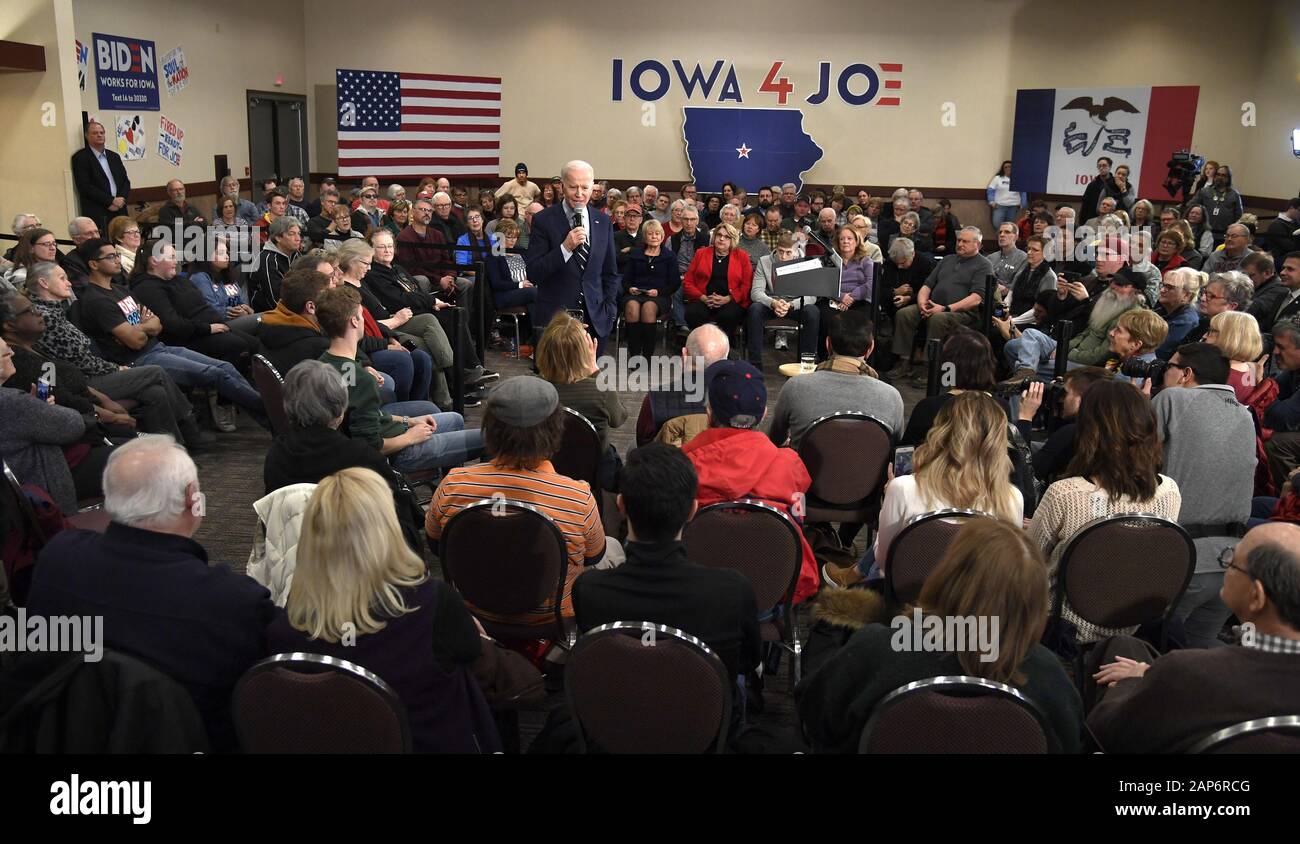 Ames, États-Unis. 21 Jan, 2020. Le candidat démocrate pour 2020 l'ancien Vice-président américain Joe Biden fait remarques pendant un événement communautaire à Ames, Iowa, le mardi, Janvier 21, 2020. Les candidats continuent d'avant la campagne de l'Iowa's premier-dans-le-caucus de la nation le 3 février. Photo de Mike Theiler/UPI. Credit : UPI/Alamy Live News Banque D'Images