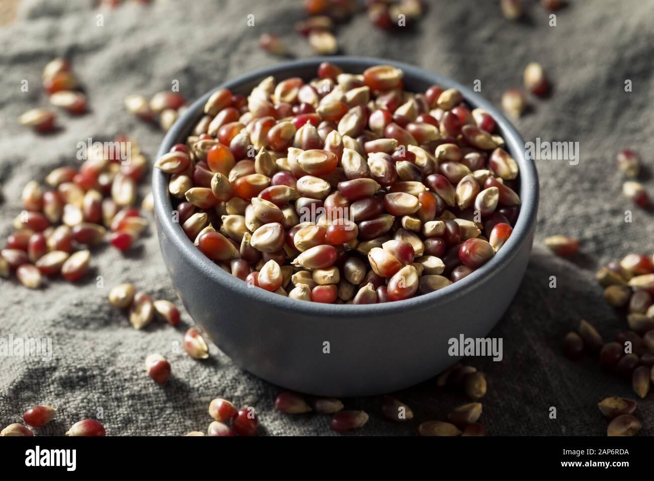 Matières organiques sèches dans un bol de maïs soufflé violet Banque D'Images