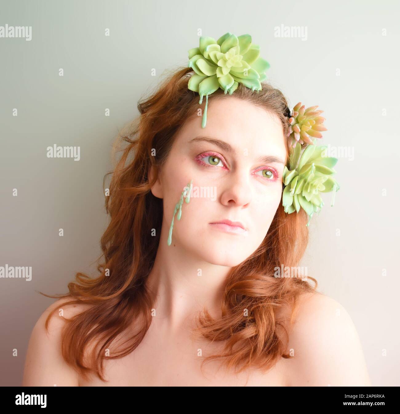 Portrait artistique de la femme avec des succulents Banque D'Images