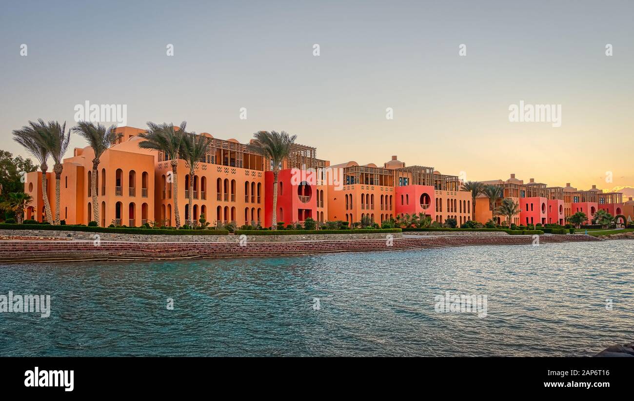 Maisons sur le quai de la lagune sous le soleil du soir à el Gouna Egypte, 8 janvier 2020 Banque D'Images