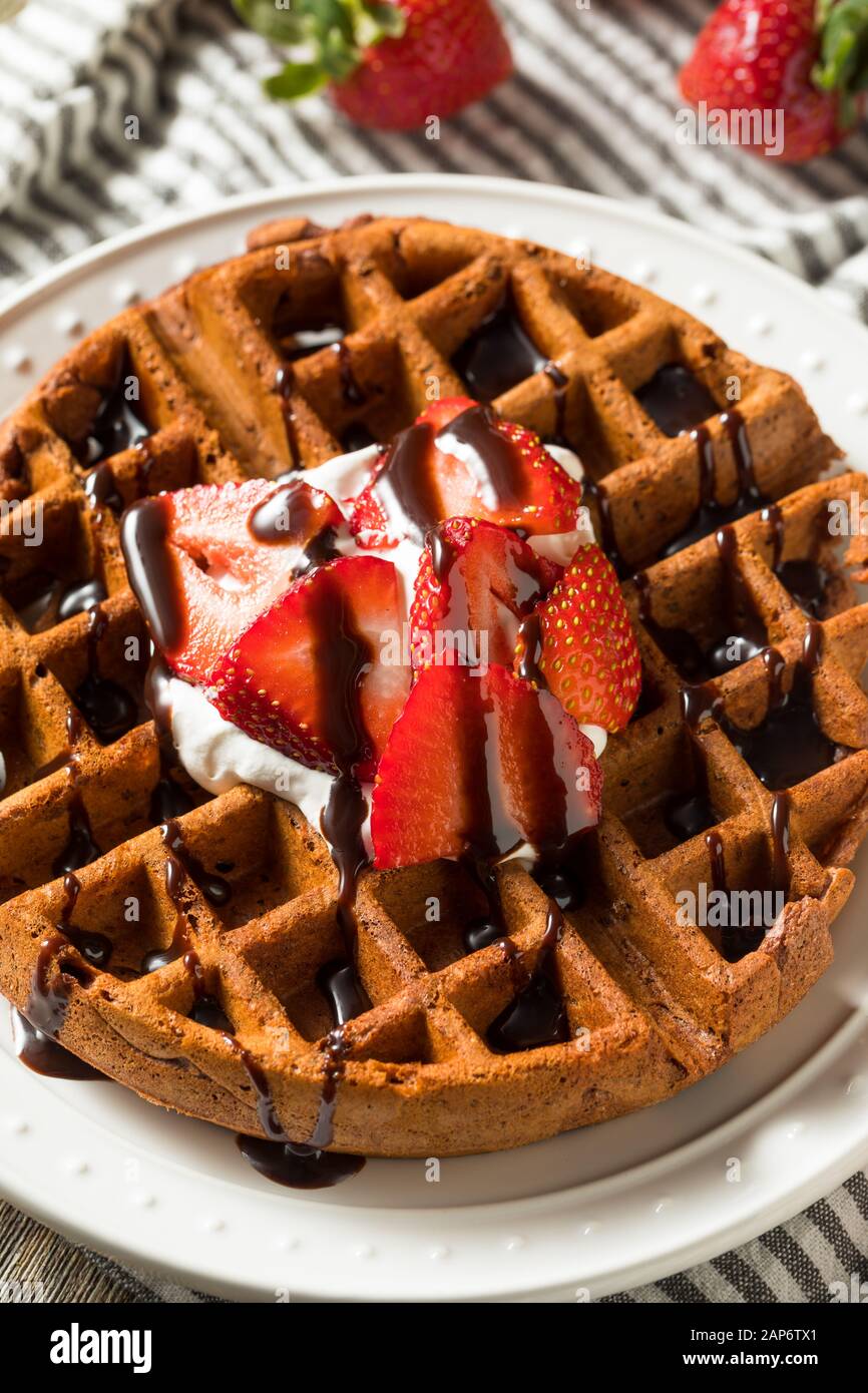 Gaufres au chocolat fait maison avec de la crème fouettée et les fraises Banque D'Images