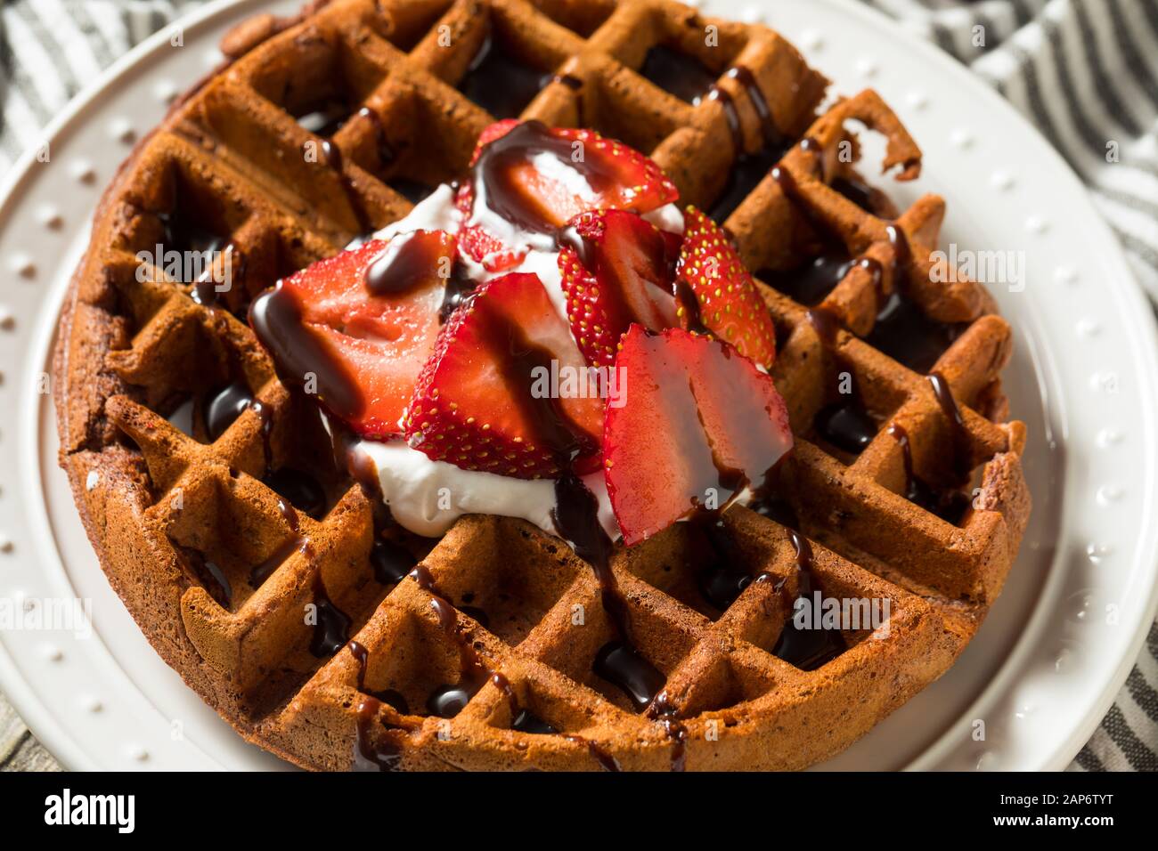 Gaufres au chocolat fait maison avec de la crème fouettée et les fraises Banque D'Images