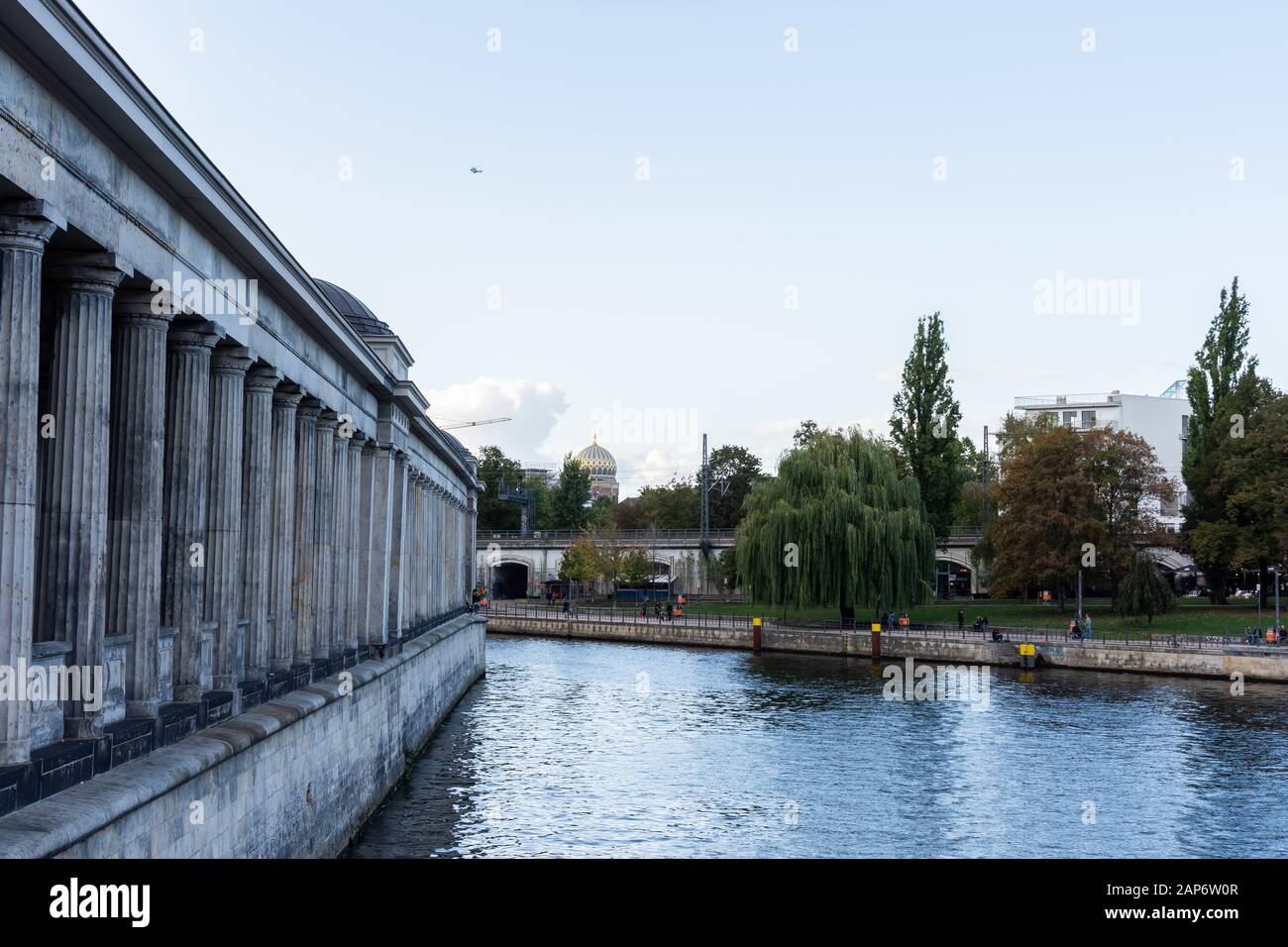 Berlin, Allemagne - 2 octobre 2019 : vue sur la Spree depuis le côté de l'UNESCO Welterbestatte Museumsinsel Banque D'Images