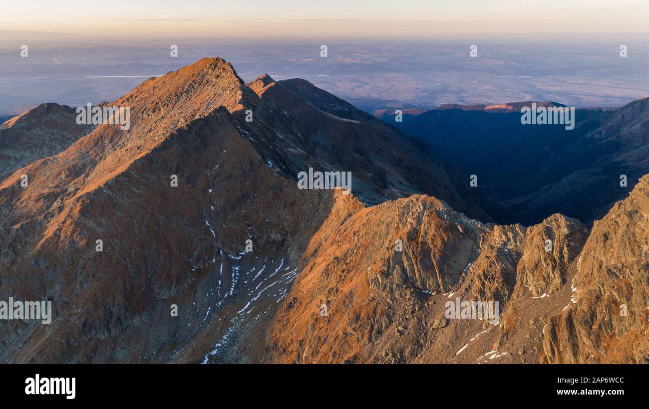 Montagnes De Fagaras, Roumanie. En arrière-plan Negoiu Peak 2535 m Banque D'Images