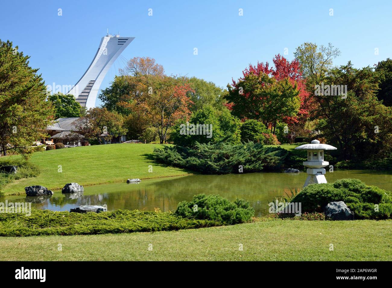 Jardin botanique et tour olympique en arrière-plan, Montréal (Québec - Canada) Banque D'Images