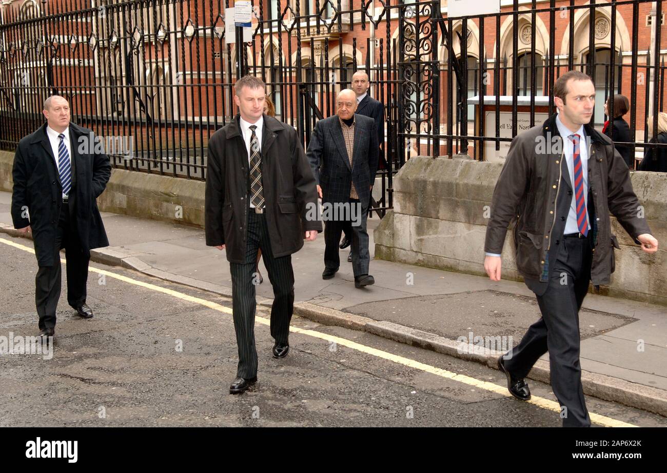 Mohamed Al Fayed avec ses gardes de sécurité personnels quittant la Haute Cour à Londres alors que le jury considère leur verdict dans l'enquête sur la mort de la princesse Diana et Dodi Fayed en 2008. Banque D'Images