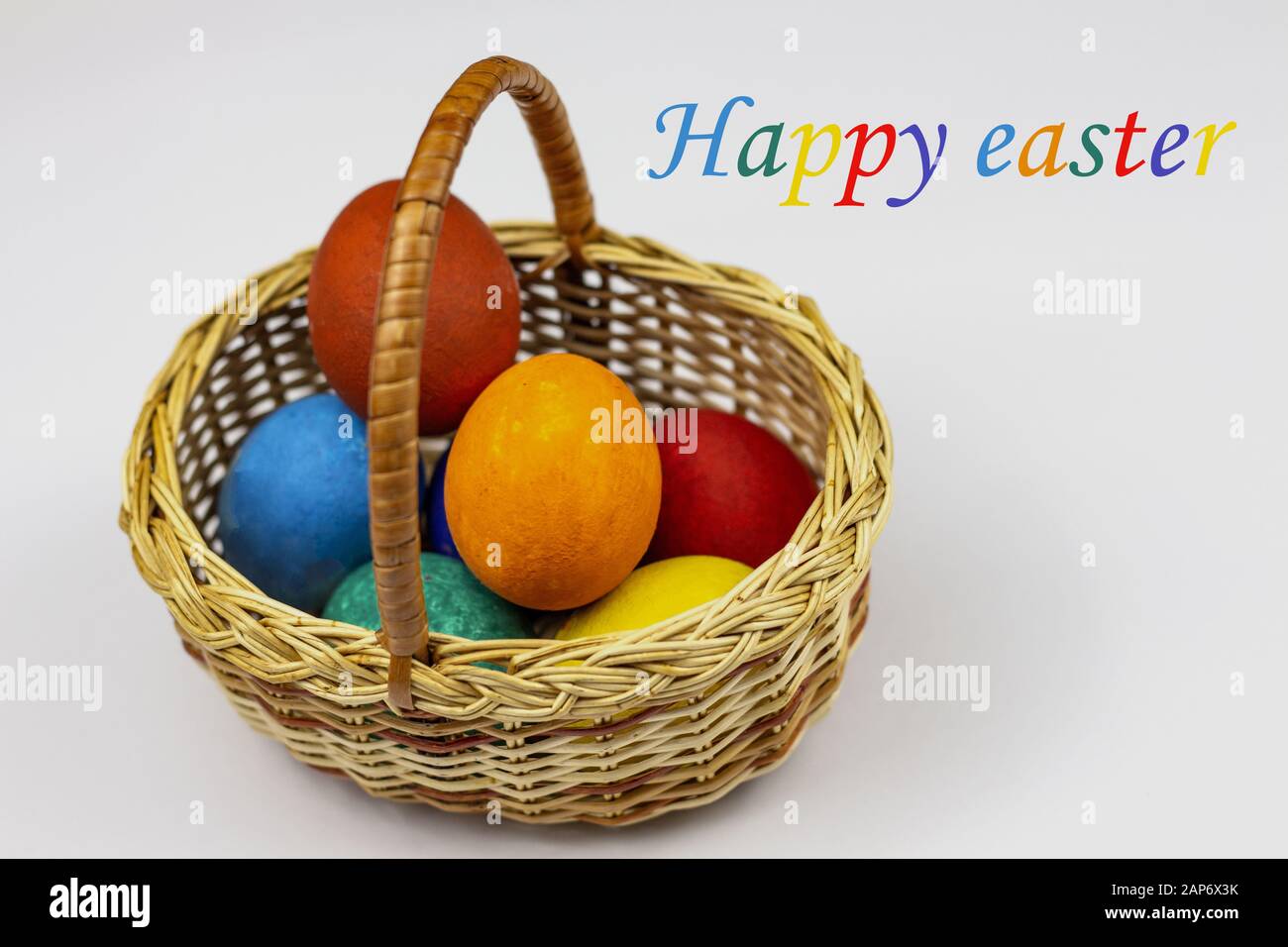 Œufs de Pâques. Bonne carte de pâques. Œufs de Pâques multicolores. Pâques. Œufs de Pâques sur fond blanc en bois. Fond de Pâques. Œufs de Pâques. Pâques sy Banque D'Images