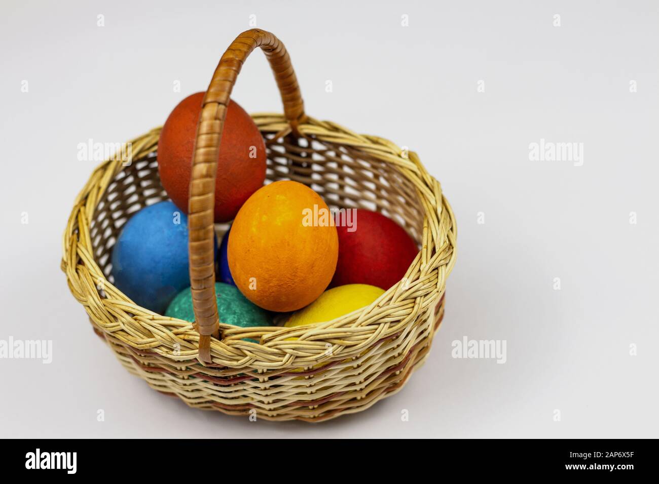 Œufs de Pâques. Bonne carte de pâques. Œufs de Pâques multicolores. Pâques. Œufs de Pâques sur fond blanc en bois. Fond de Pâques. Œufs de Pâques. Pâques sy Banque D'Images