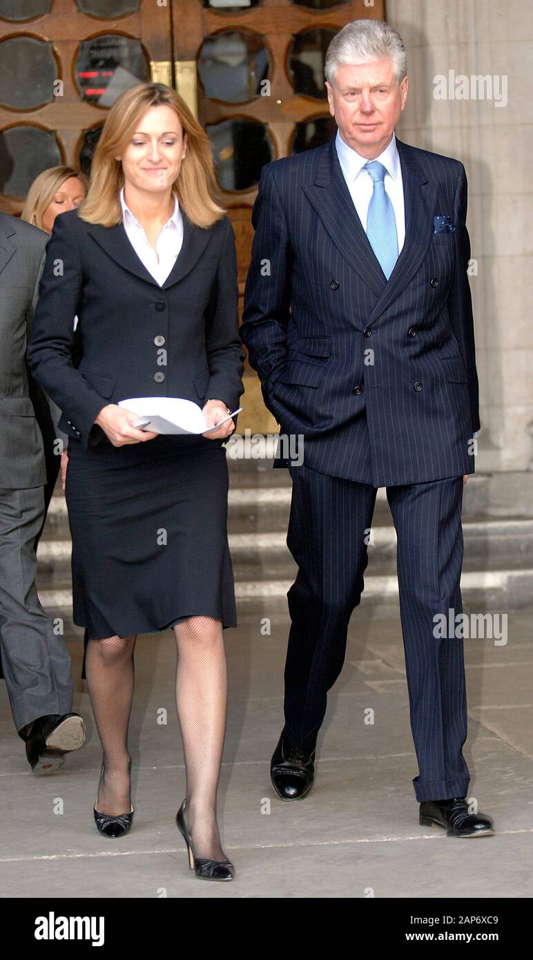 Michael Cole et Katherine Witty porte-parole de Mohamed Al-Fayed, laissant la Haute Cour à Londres suite à l'enquête sur la mort de la princesse Diana et Dodi Fayed à la Haute Cour de Londres en 2008. Banque D'Images