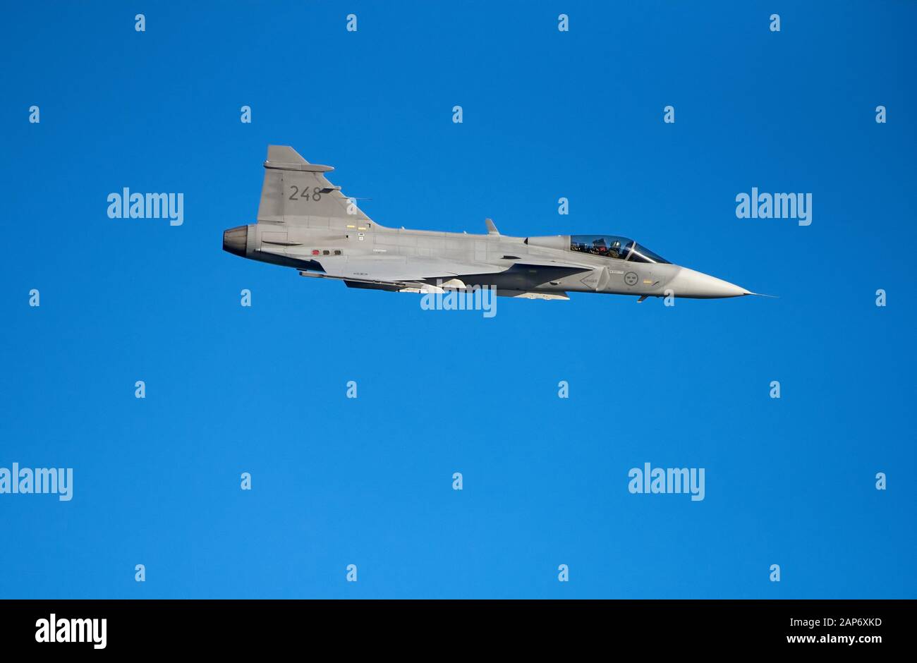 Helsinki, Finlande - 9 juin 2017: Saab JAS 39 avion de chasse multirôle Gripen sur Helsinki au salon aérien Kaivopuisto 2017. Saab Gri Banque D'Images