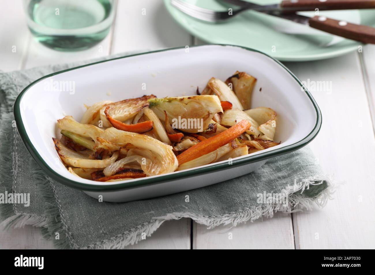 Plat végétarien, fenouil rôti et des carottes sur une table rustique Banque D'Images