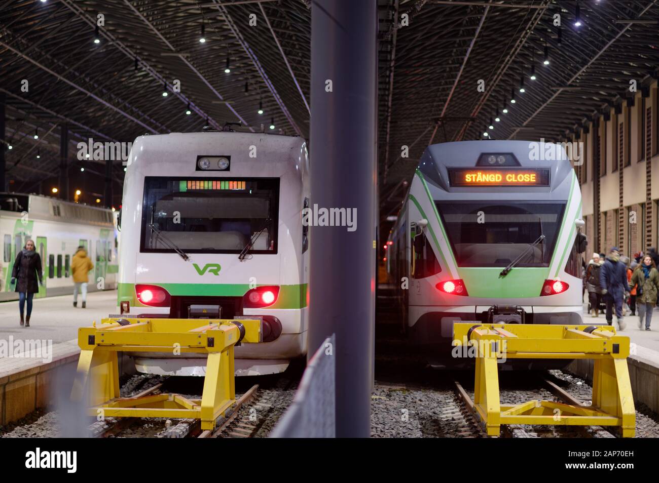 Helsinki, Finlande - le 5 janvier 2020 : Trains sur le Central Railroad gare de capitale finlandaise. La gare est le terminus pour tous les trains dans le réseau ferroviaire de banlieue d'Helsinki Banque D'Images