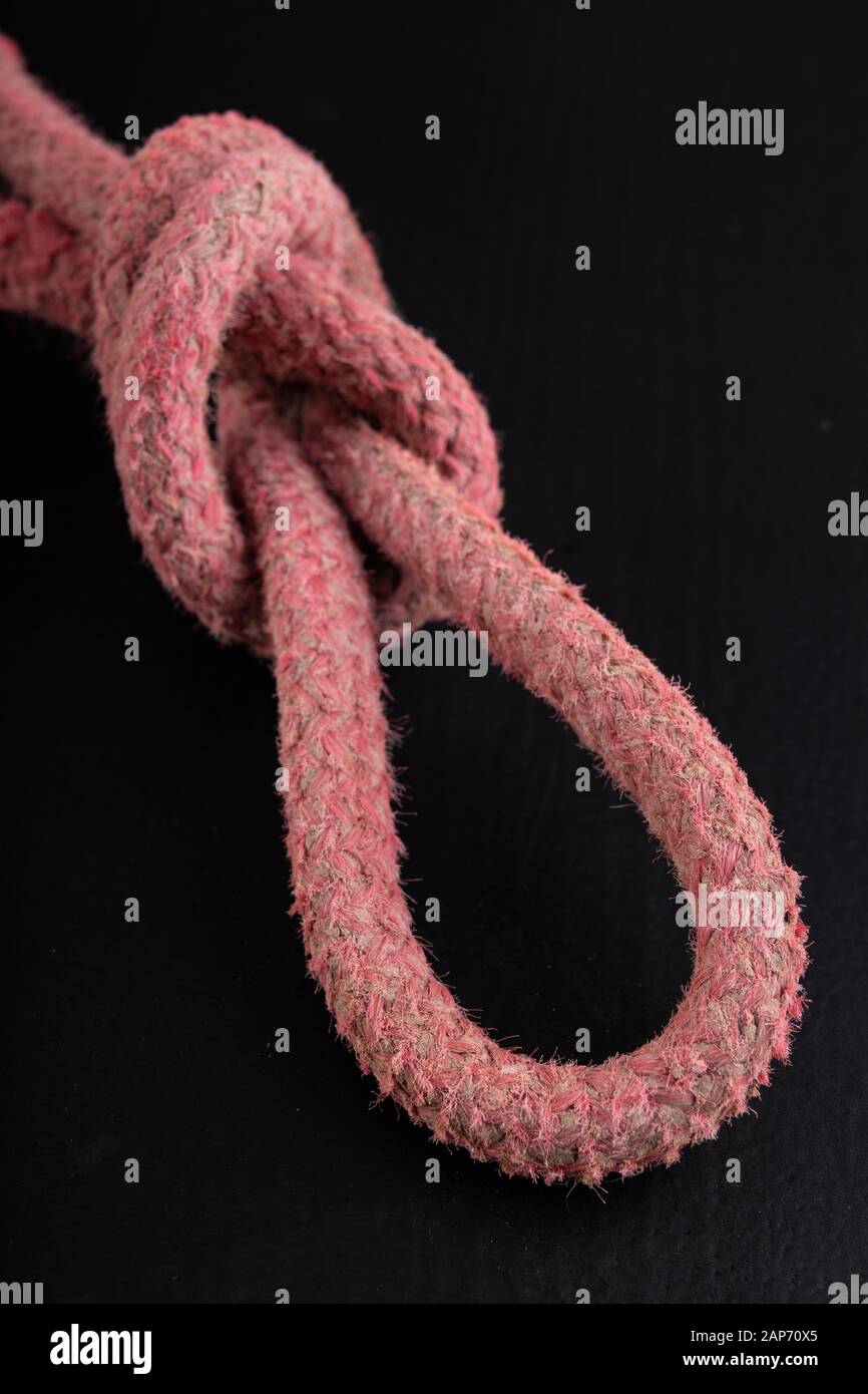 Boucle en corde épaisse. Noeud en forme de boucle. Fond sombre Banque D'Images