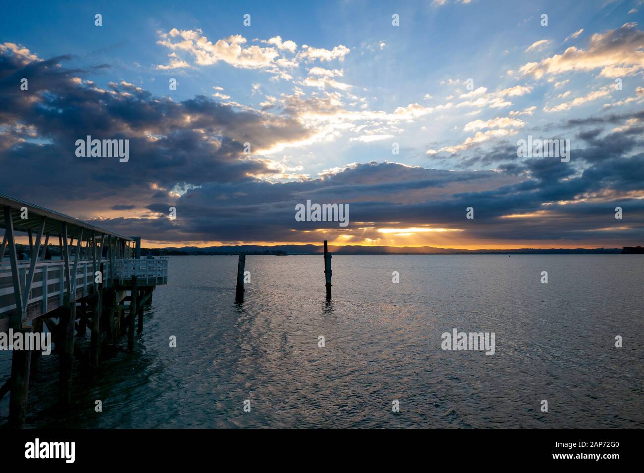 En regardant le port de Waitemata à la chaîne de Waitakere Ranges de Northcote point sur la rive nord, Auckland, Nouvelle-Zélande. Prenez la jetée du ferry à gauche. Banque D'Images