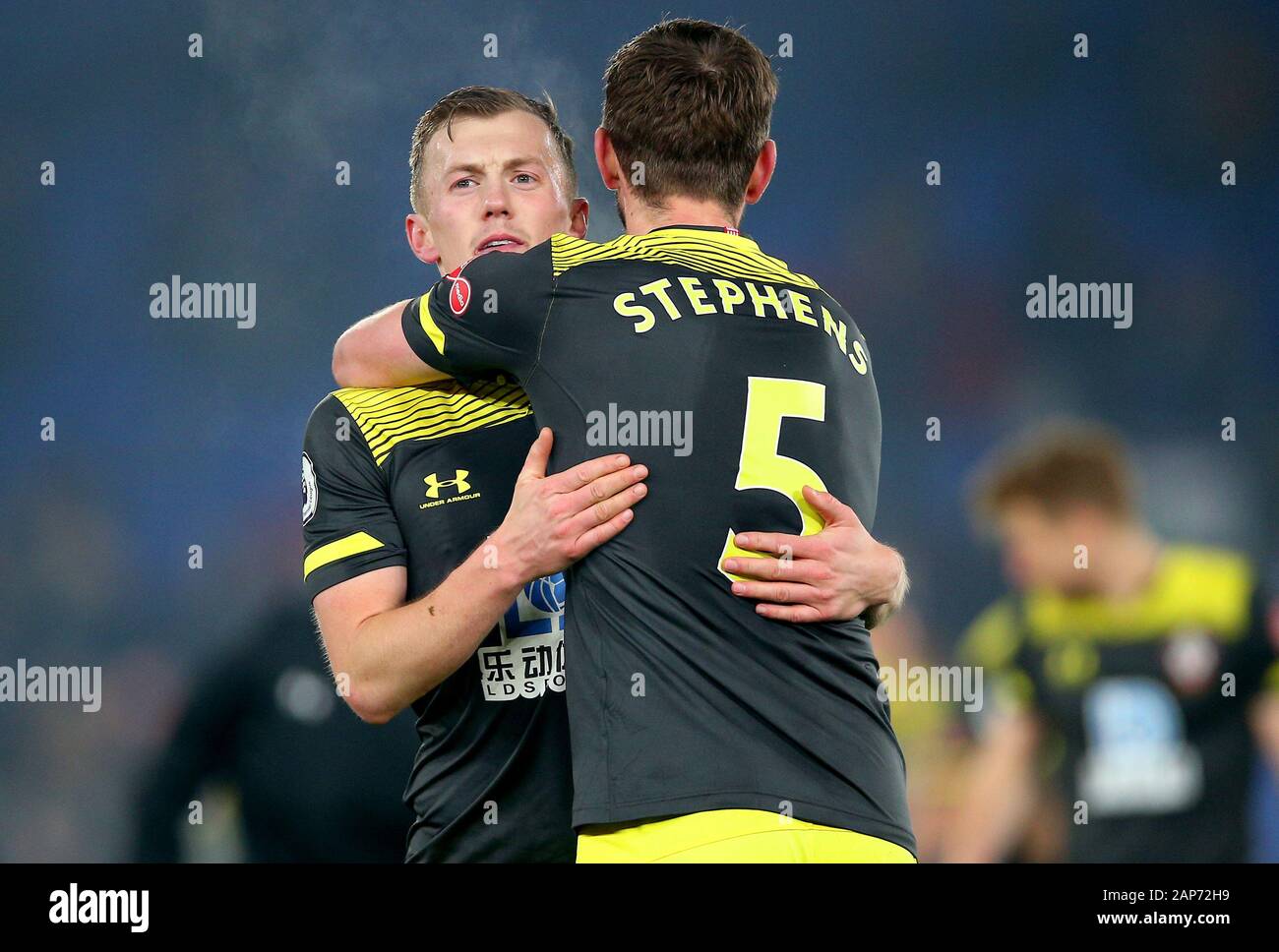 Ward-Prowse James de Southampton (à gauche) et son coéquipier Jack Stephens célébrer à la fin de la Premier League match à Selhurst Park, Londres. Banque D'Images