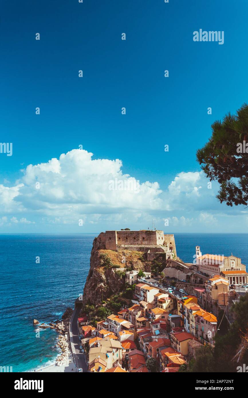 Vue typique sur le château de Ruffo à Scilla Calabria avec un superbe panorama rétro vintage photo verticale. Banque D'Images