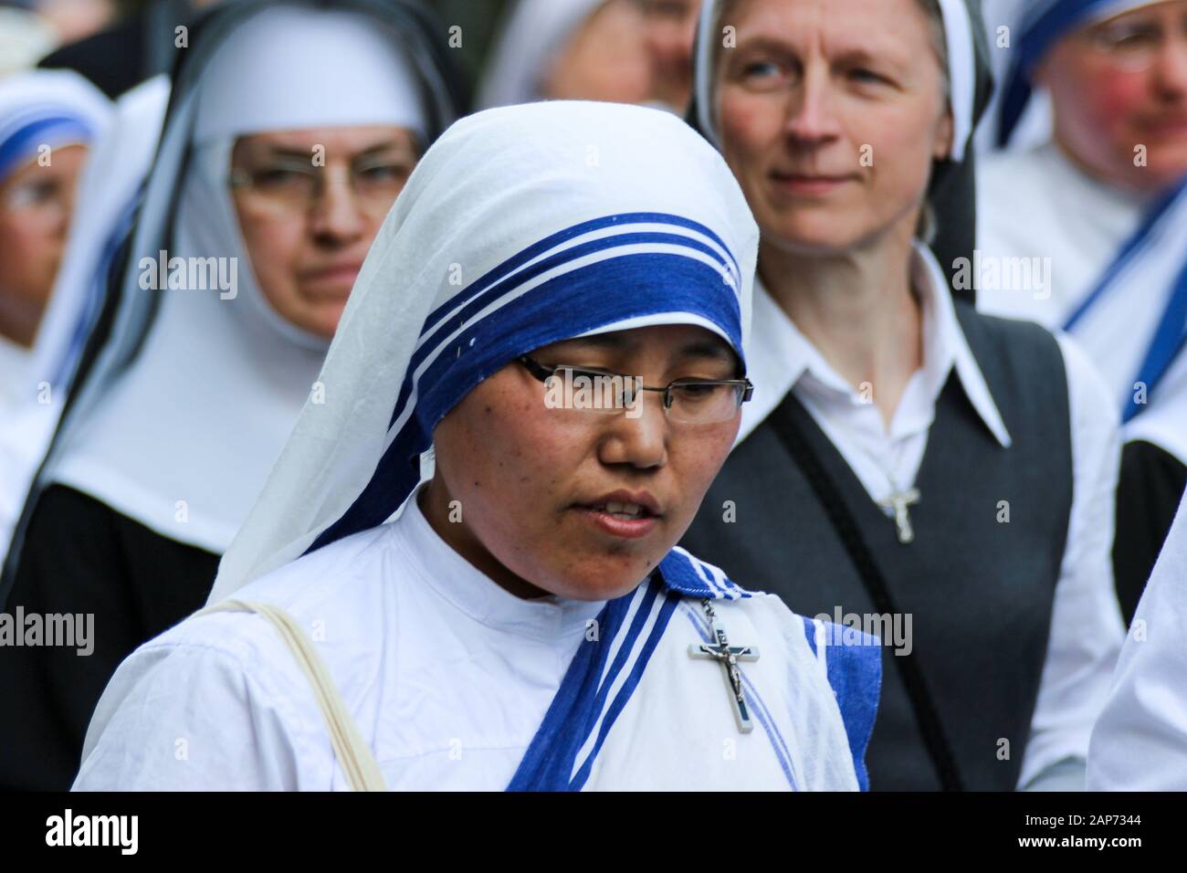 Né des Missionnaires de la Charité - une congrégation religieuse catholique créée en 1950 par mère Teresa - lors d'un défilé religieux à Vilnius, en Lituanie Banque D'Images