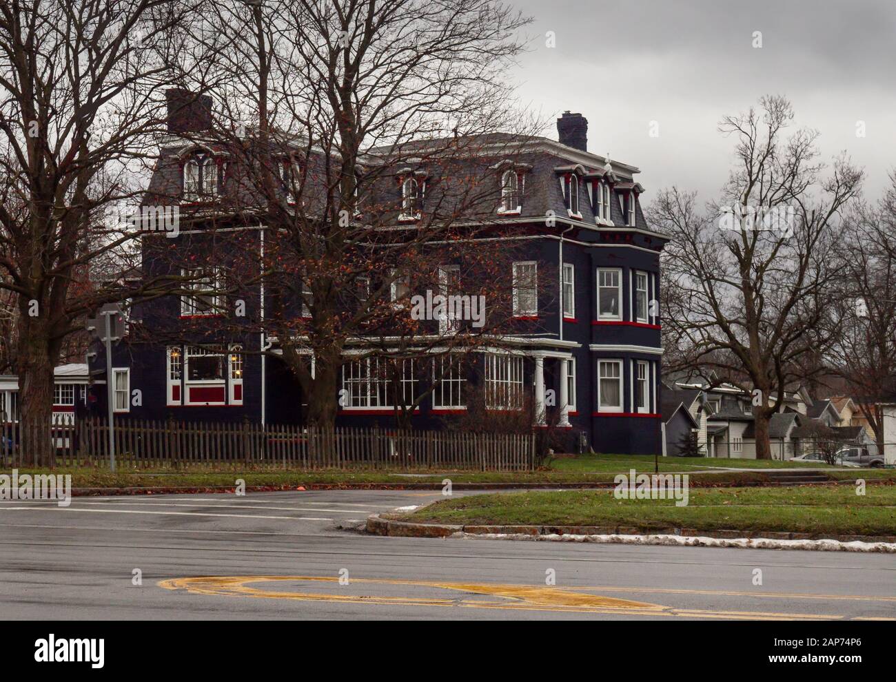 Maison de style Queen Anne dans une petite ville rurale sous un ciel couvert journée d'hiver Banque D'Images