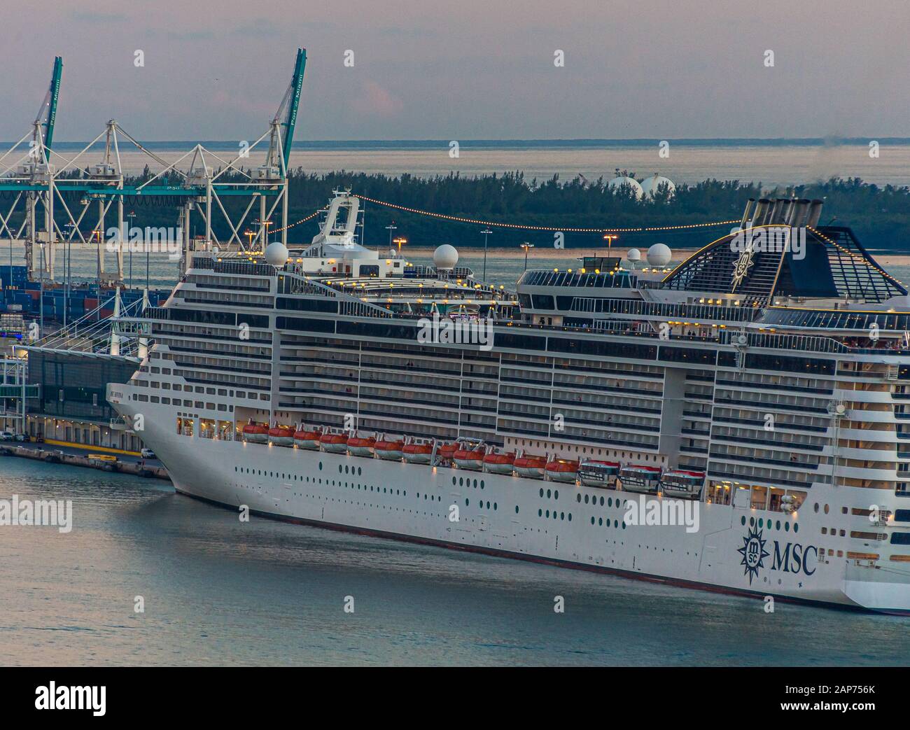 Bateau de croisière MSC à Miami au crépuscule Banque D'Images