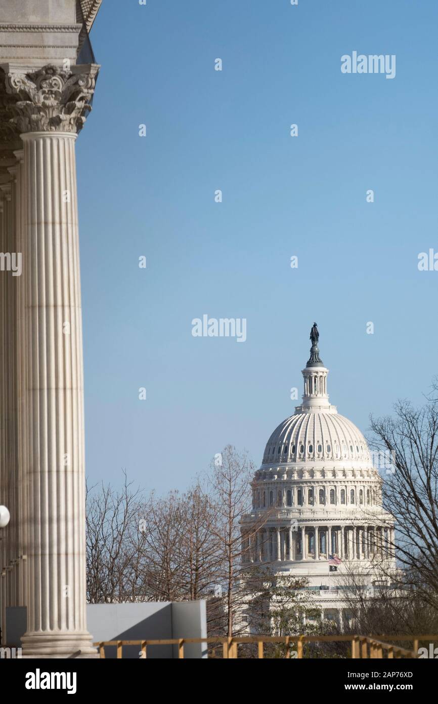 Washington, USA. 21 Jan, 2020. Le Capitol est perçue à Washington, DC, États-Unis, le 21 janvier 2020. Le procès d'impeachment contre le président américain Donald Trump a débuté mardi au Sénat que la Chambre a débattu, et sera plus tard, vote sur une résolution stipulant les règles qui guident le processus. Credit : Liu Jie/Xinhua/Alamy Live News Banque D'Images