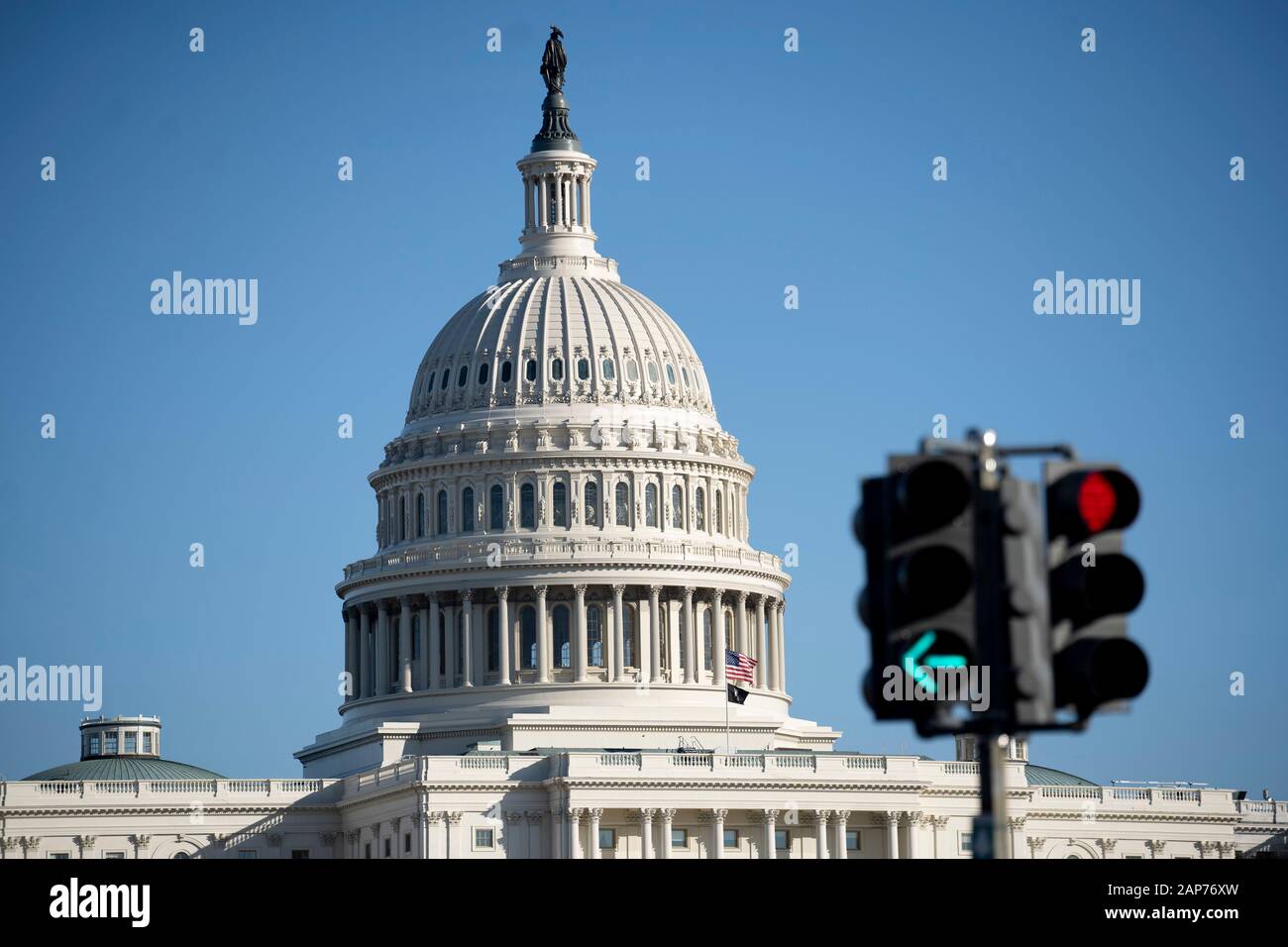 Washington, USA. 21 Jan, 2020. Le Capitol est perçue à Washington, DC, États-Unis, le 21 janvier 2020. Le procès d'impeachment contre le président américain Donald Trump a débuté mardi au Sénat que la Chambre a débattu, et sera plus tard, vote sur une résolution stipulant les règles qui guident le processus. Credit : Liu Jie/Xinhua/Alamy Live News Banque D'Images