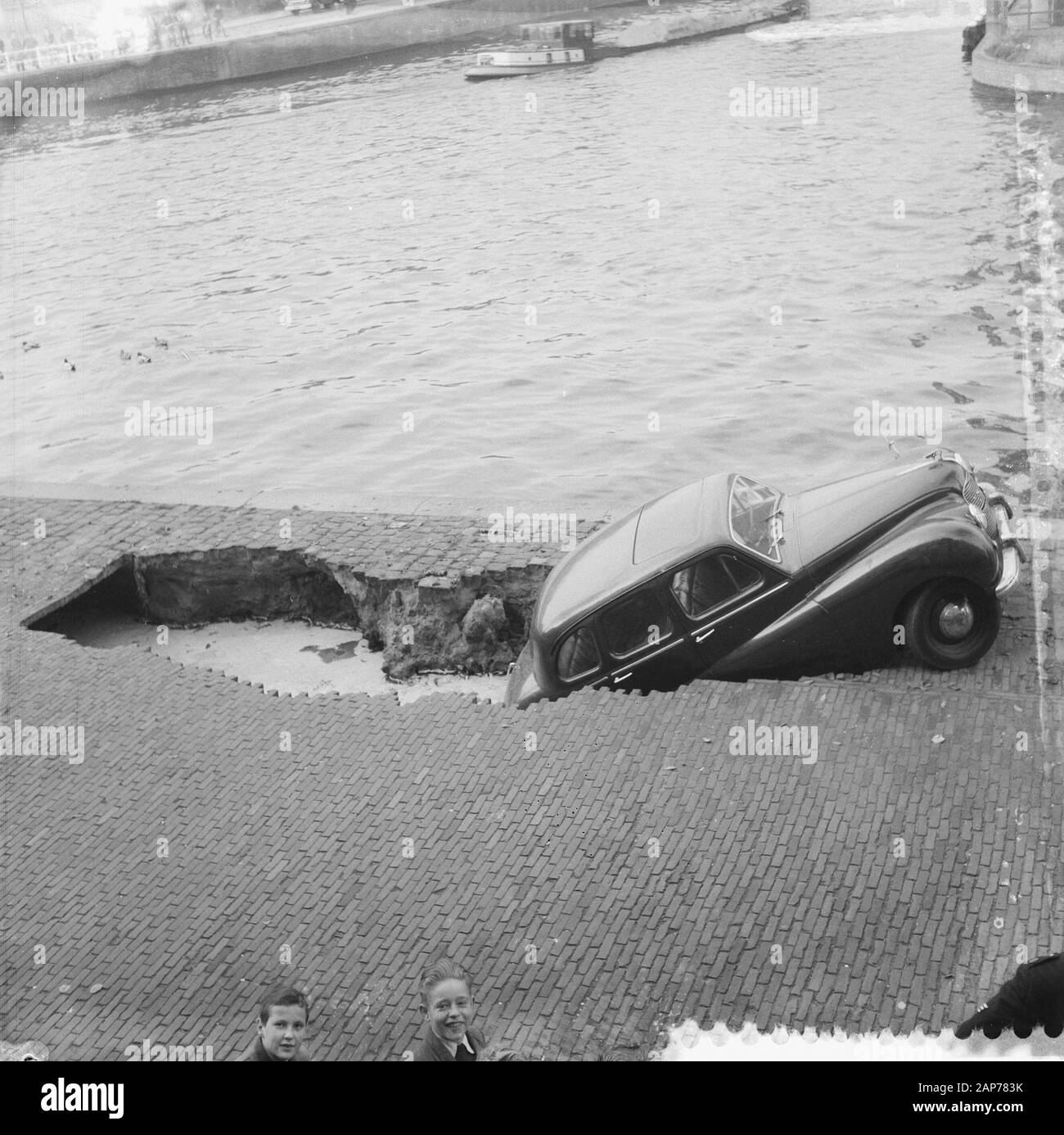 Voiture s'enfonce dans un trou sur l'Kostverlorenkade Date : 6 novembre 1958 Lieu : Amsterdam, Noord-Holland Mots-clés : autos, des trous Banque D'Images