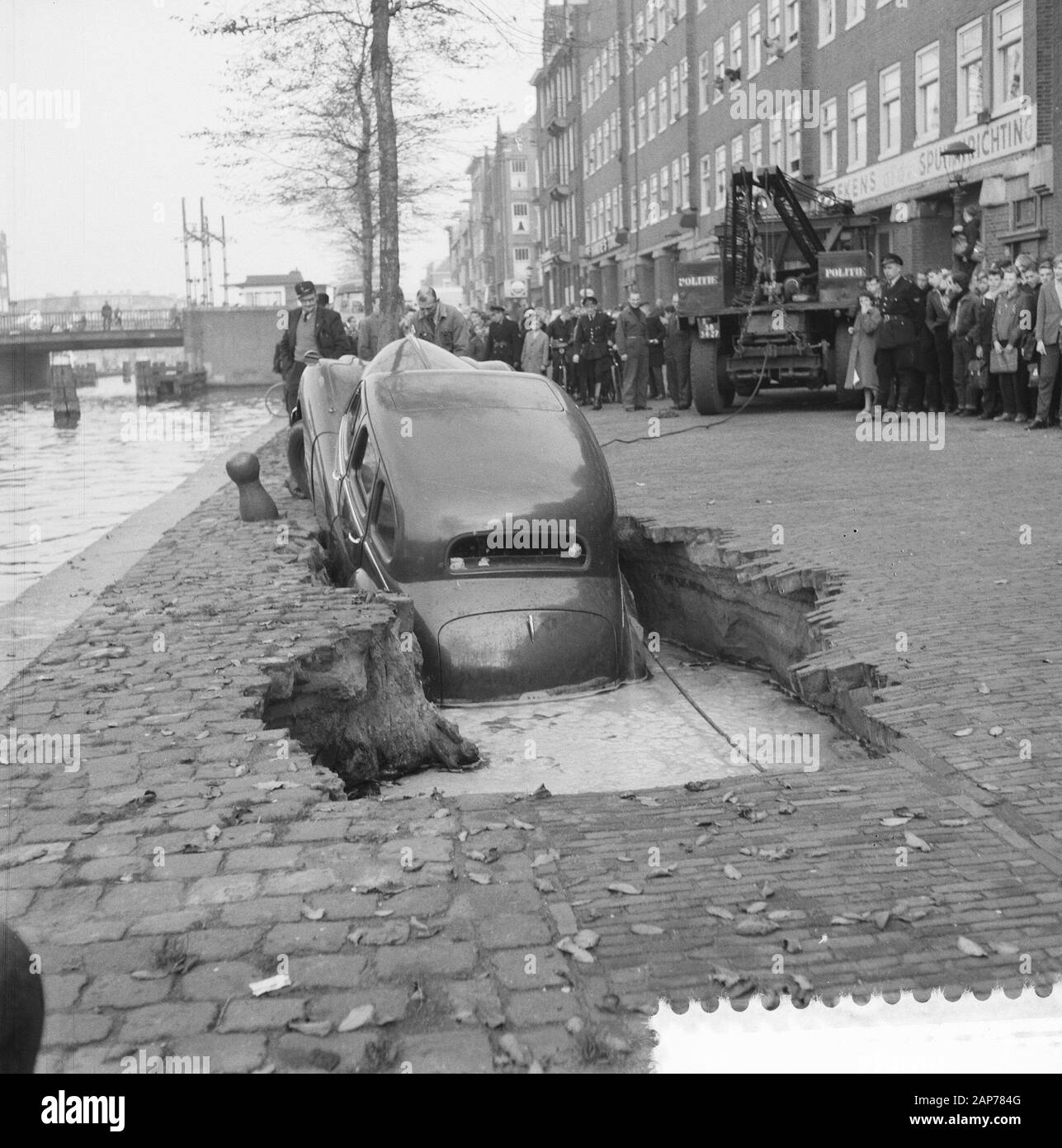 Voiture s'enfonce dans un trou sur l'Kostverlorenkade Date : 6 novembre 1958 Lieu : Amsterdam, Noord-Holland Mots-clés : autos, des trous Banque D'Images
