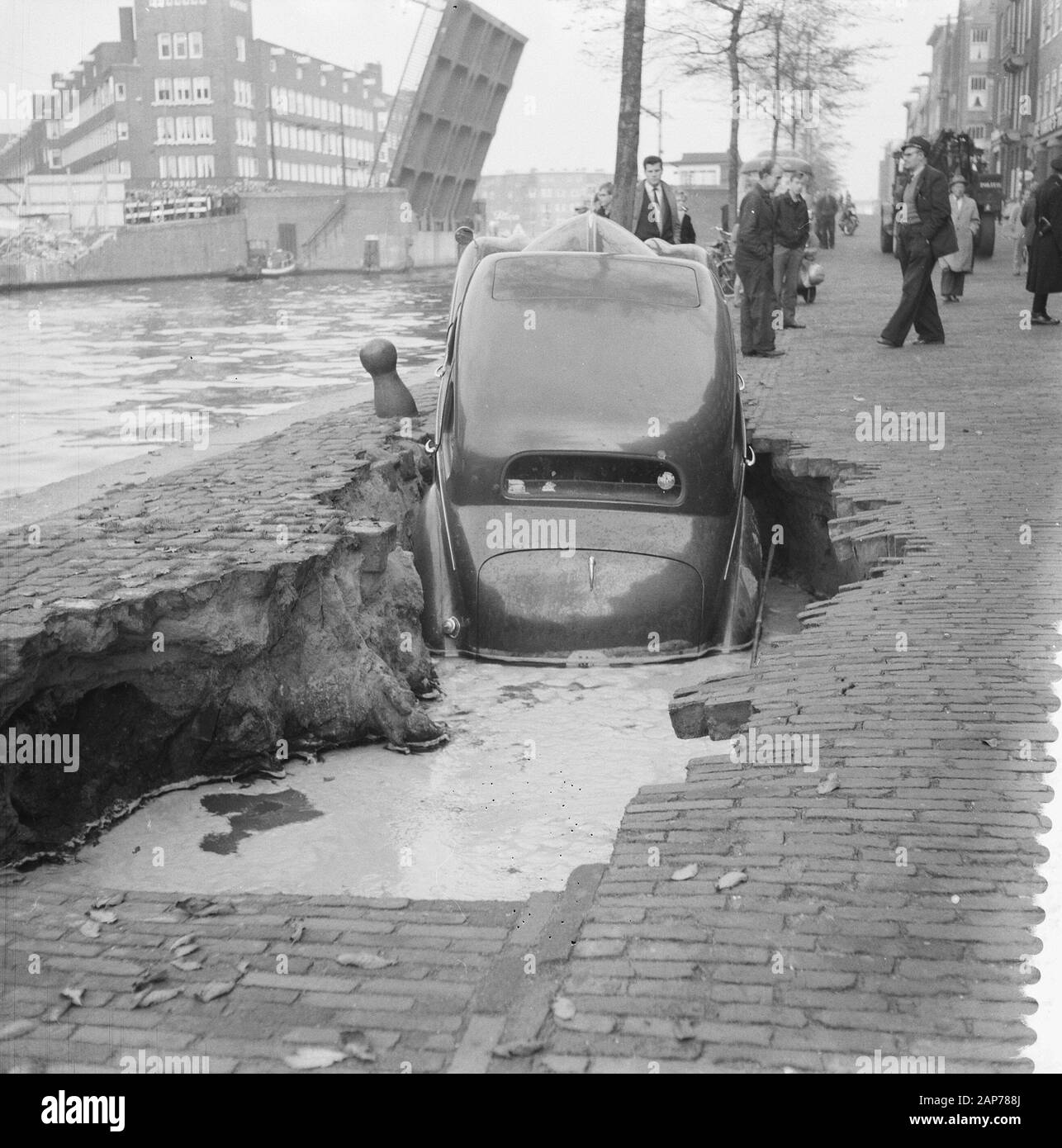 Voiture s'enfonce dans un trou sur l'Kostverlorenkade Date : 6 novembre 1958 Lieu : Amsterdam, Noord-Holland Mots-clés : autos, des trous Banque D'Images