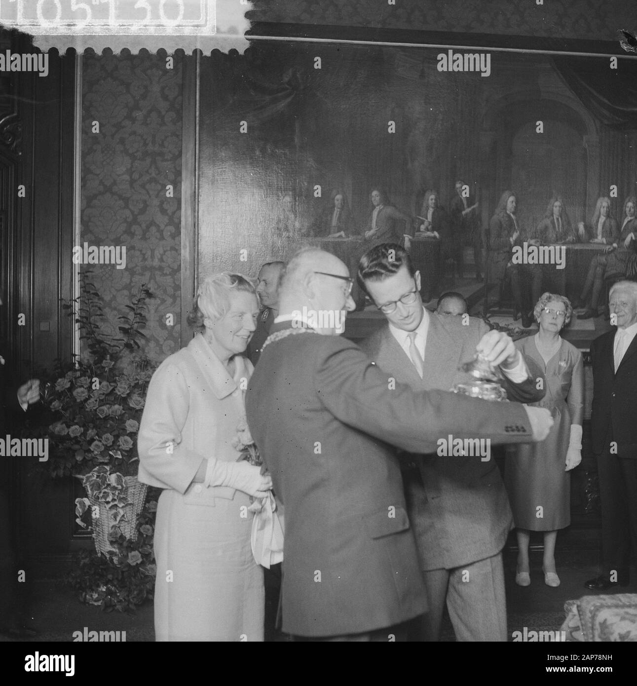 Troisième jour de la visite du Roi Baudouin à La Haye, l'arrivée à l'Hôtel de Ville, le maire Van de Kolfschoten propose King Date : 10 juillet 1959 Banque D'Images